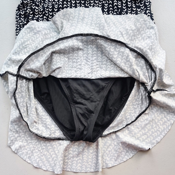 LA BLANCA Santana Skirted Swimsuit 8 One Piece Swimdress Abstract Black White - Picture 9 of 13